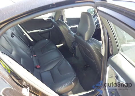 2018 Volvo S60 T5 Dynamic z USA, uszkodzony, nr VIN YV126MFL0J2455110